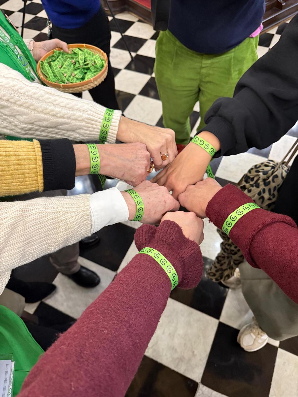Los brazaletes verdes de la Asociación Española contra el Cáncer.