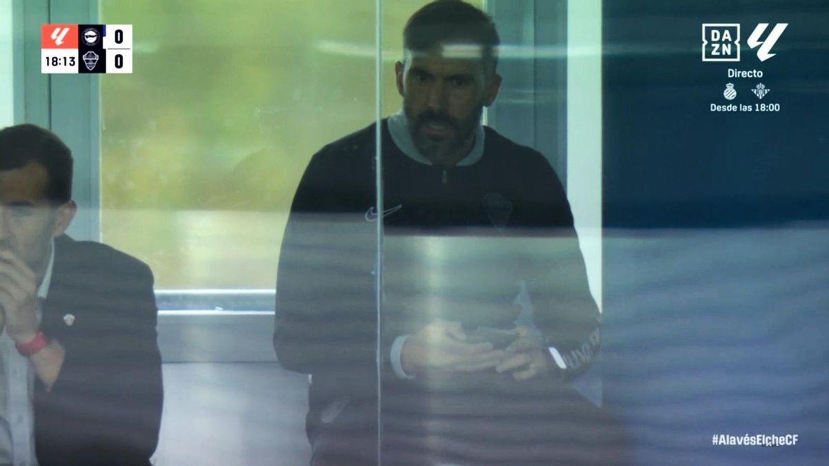 Eder Sarabia observa el partido desde la grada.