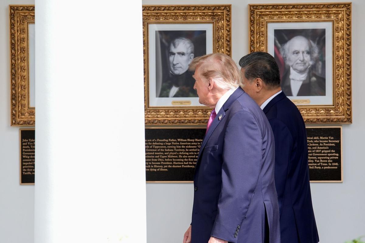 Washington (Estados Unidos), 24/09/2026.- El presidente de EEUU, Donald Trump, y el presidente chino, Xi Jinping, caminan junto al "Paseo de la Fama Presidencial" durante la visita de Estado de Xi a la Casa Blanca.