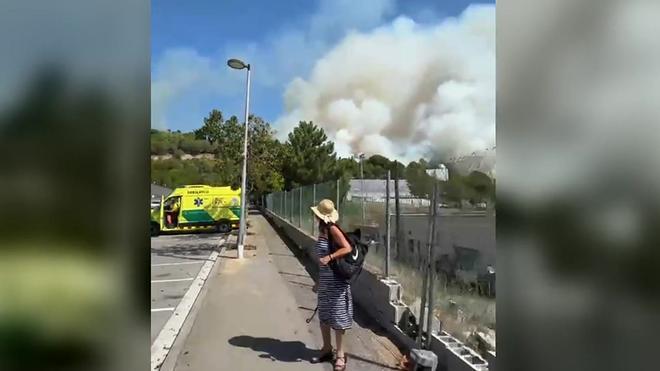 Un incendio en Tiana deja una aparatosa columna de humo y obliga a restringir el acceso a un polideportivo