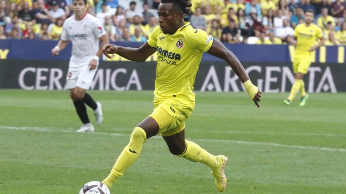 El senegalés Samu Chukwuece en una acción de ataque durante el partido contra el Sevilla.