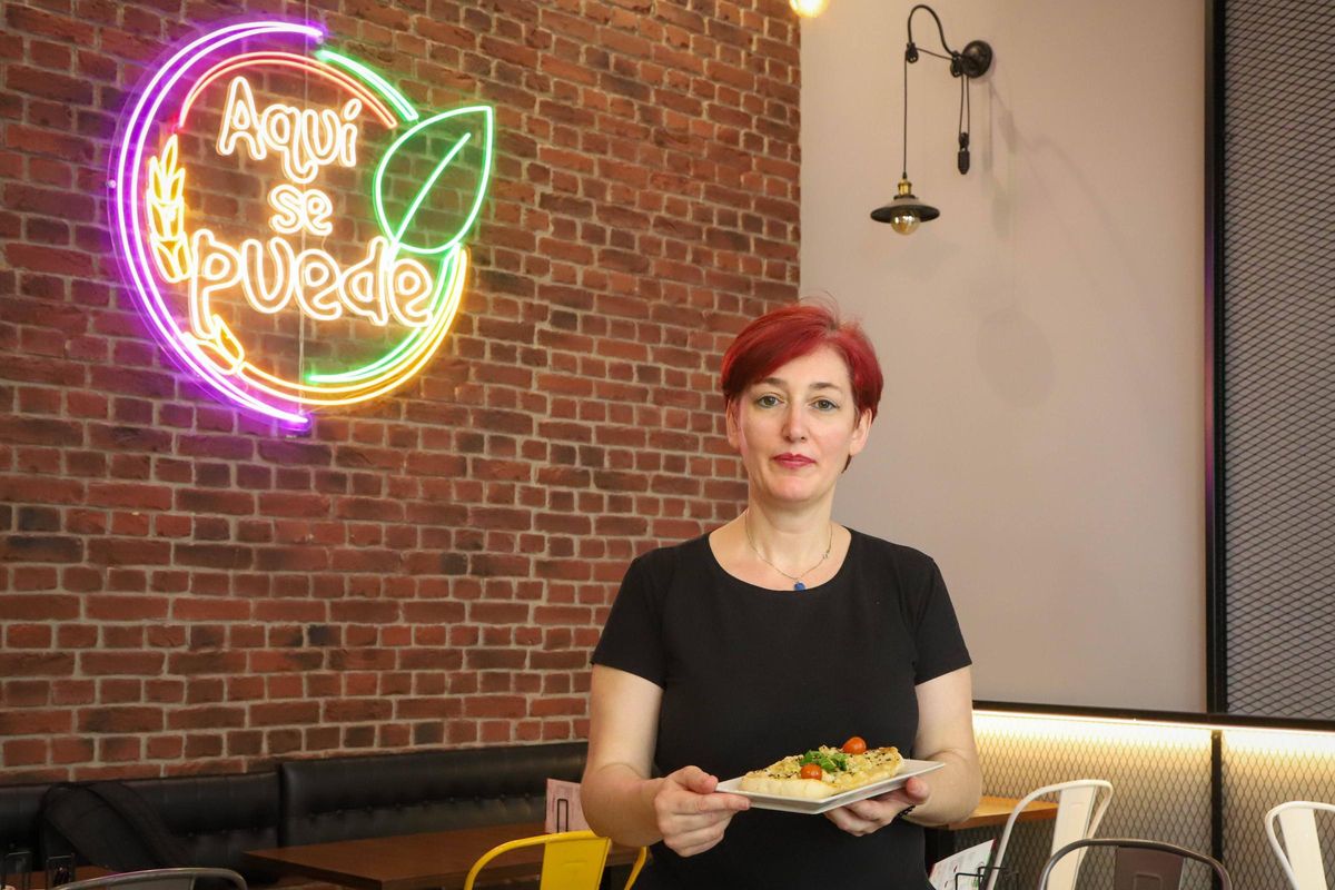 Raquel Sánchez, propietaria del bar Aquí Se Puede, muestra la tostada propuesta para el Concurso de Desayunos.