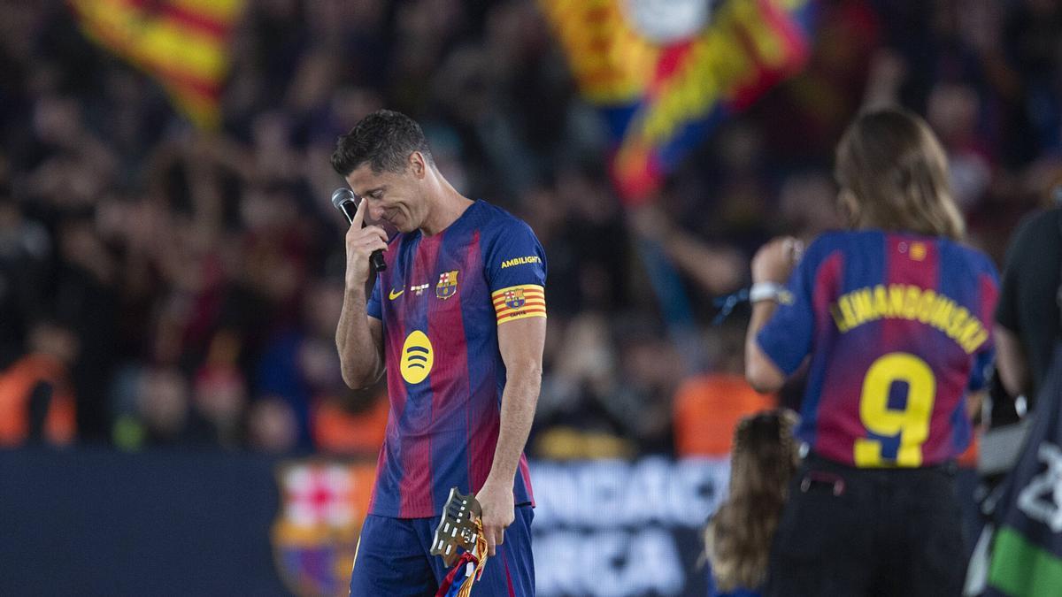 Lewandowski abandona el terreno de juego emocionado al ser sustituído durante el partido de liga entre el FC Barcelona y el Betis en el último partido de la temporada en el Camp Nou
