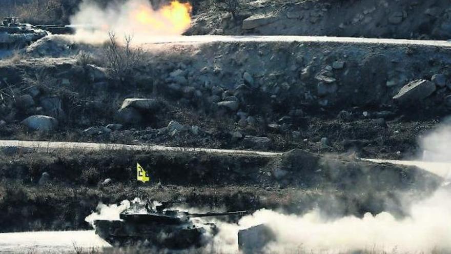 Blindados surcoreanos, ayer, en unas maniobras con fuego real realizadas en conjunto con EE UU. // Reuters