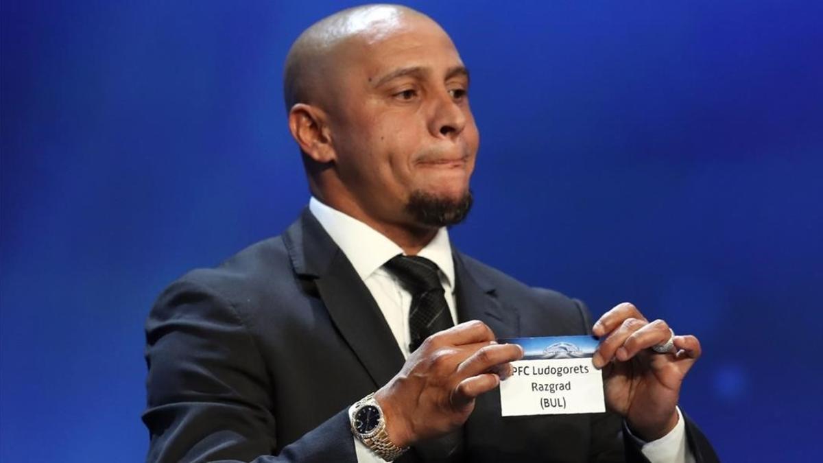 El exjugador Roberto Carlos durante el sorteo de la Champions celebrado en Mónaco este jueves.