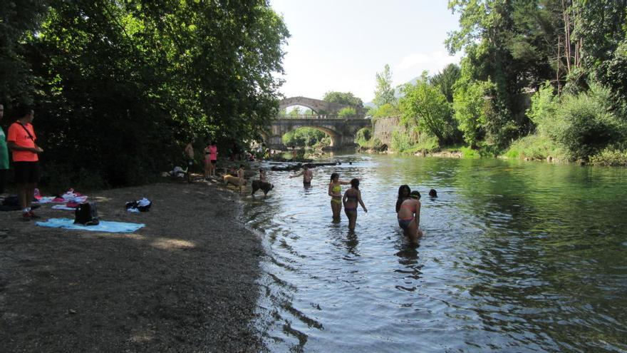 Chavales en la Mecedura del Güeña con el río Sella, este mediodía.