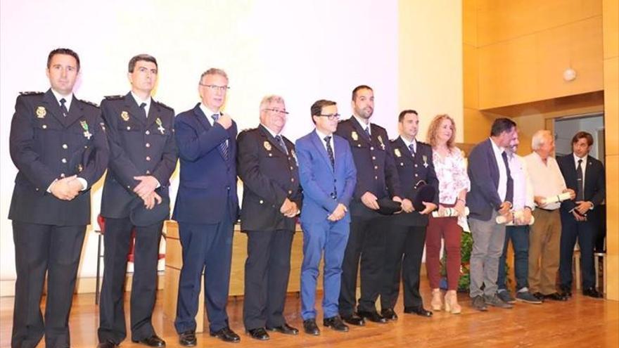 Condecoran a cuatro agentes de Policía