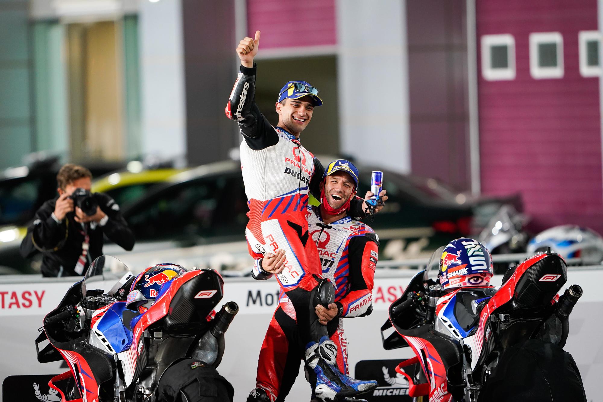 Zarco levanta a Martín tras la carrera de Doha.