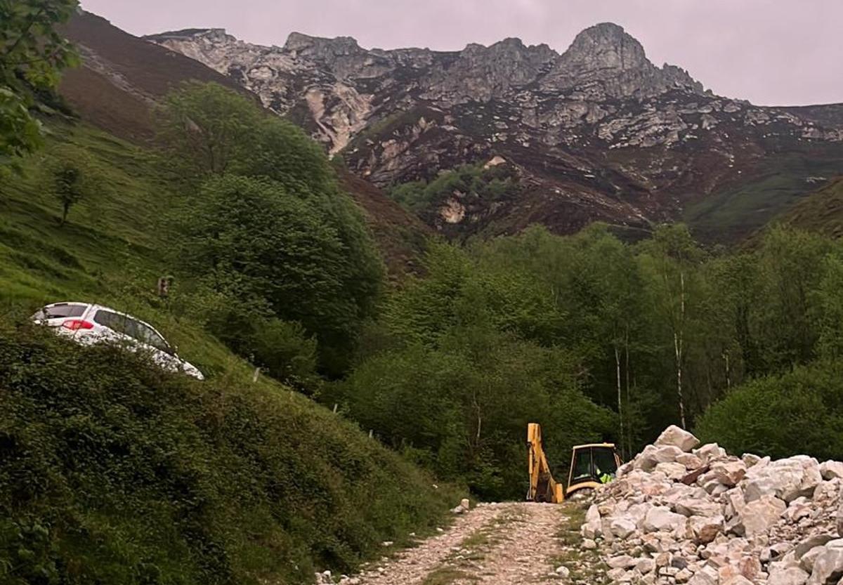 En imágenes: Así trabaja Tineo para limpiar la fana de Genestaza y dar servicio a los pueblos