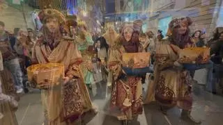 Los Reyes Magos se adelantan a Papá Noel en Elche por una razón solidaria