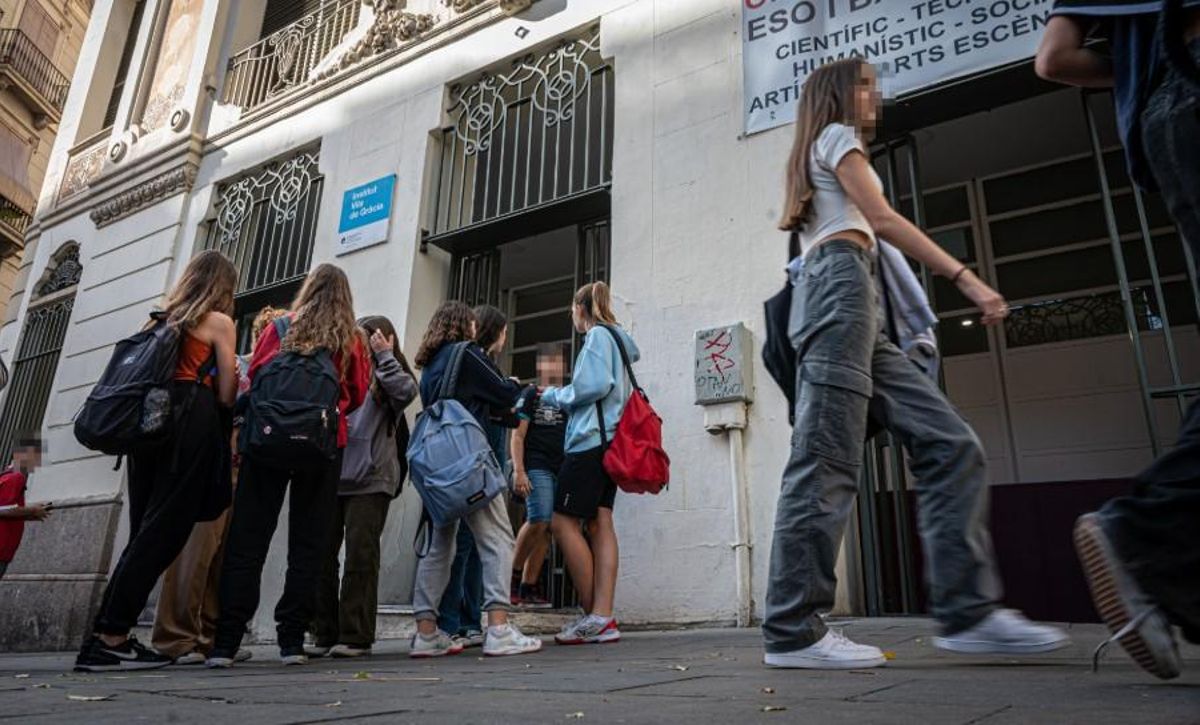 Un grupo de estudiantes, a las puertas del instituto.