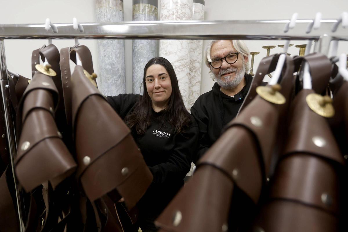 Marta Boix y Juan Alarcón, entre chalecos romanos.
