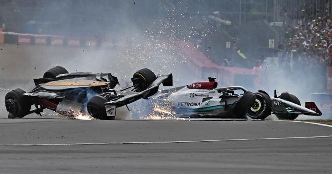 Así fue el terrible accidente de Guanyu Zhou en Silverstone, en imágenes