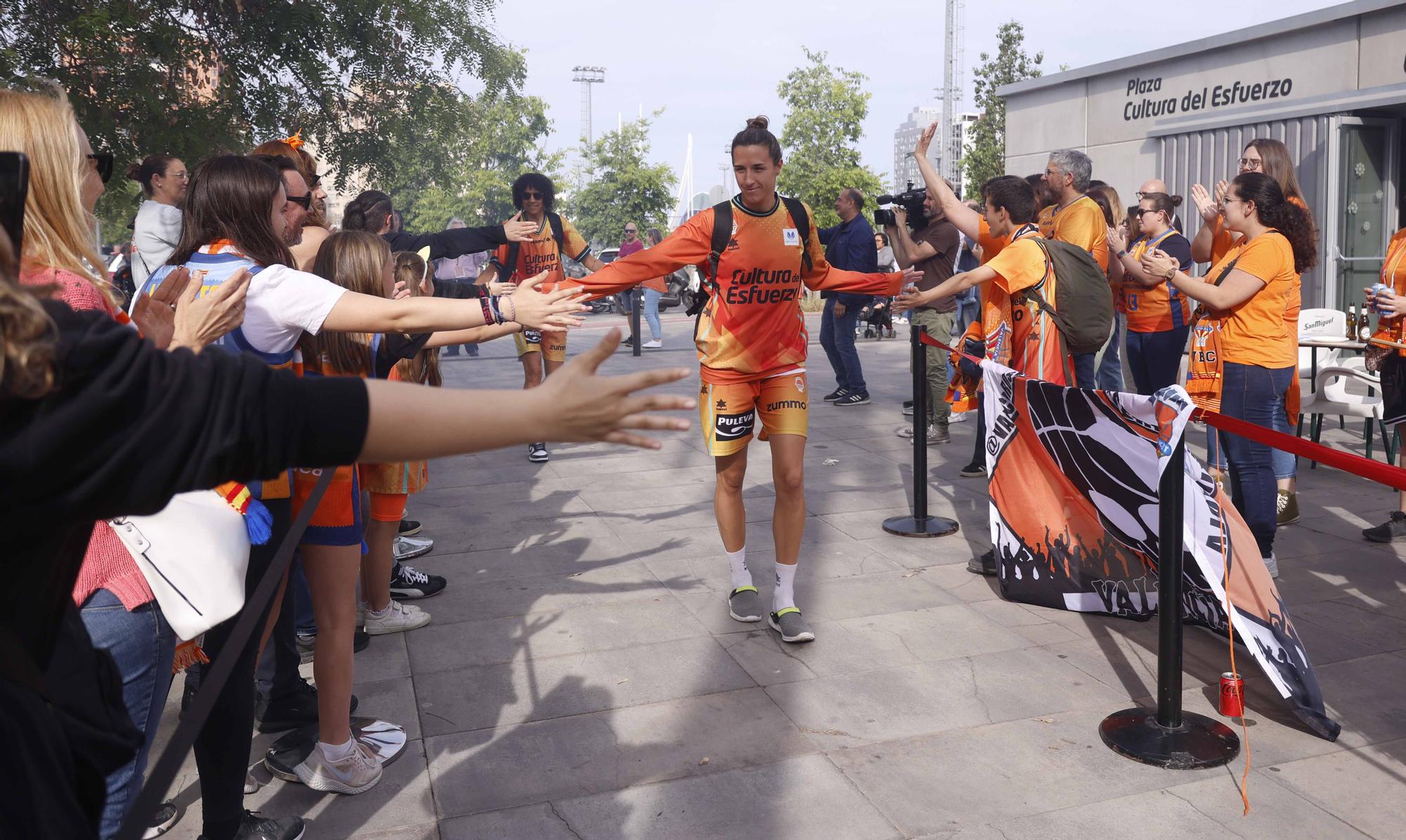 Así fue el recibimiento de los aficionados de Valencia Basket  antes de enfrentarse al  Perfumerías