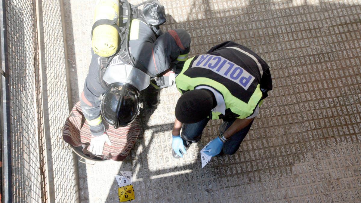 Policías, en una redada anterior en la barriada de Cartagena.