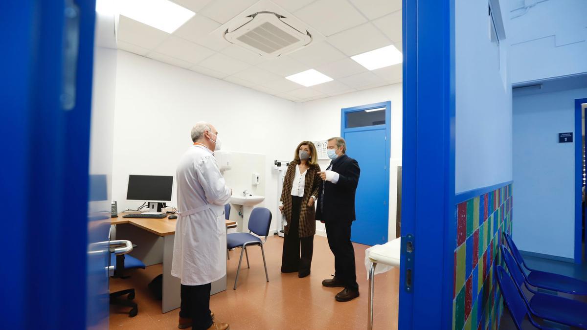 María Jesús Botella visita las nuevas consultas habilitadas en el centro de salud del Guadalquivir.