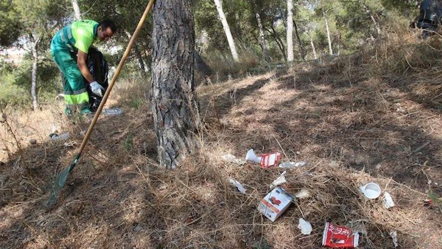 La basura se encuentra esparcida en numerosos puntos, con un escaso despliegue de operarios para recogerla.