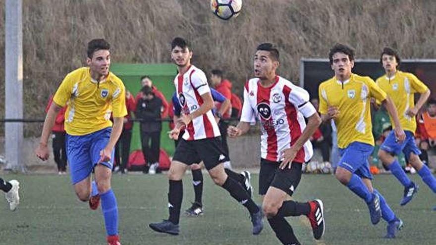 Un jugador del Zamora CF juvenil trata de controlar el esférico.