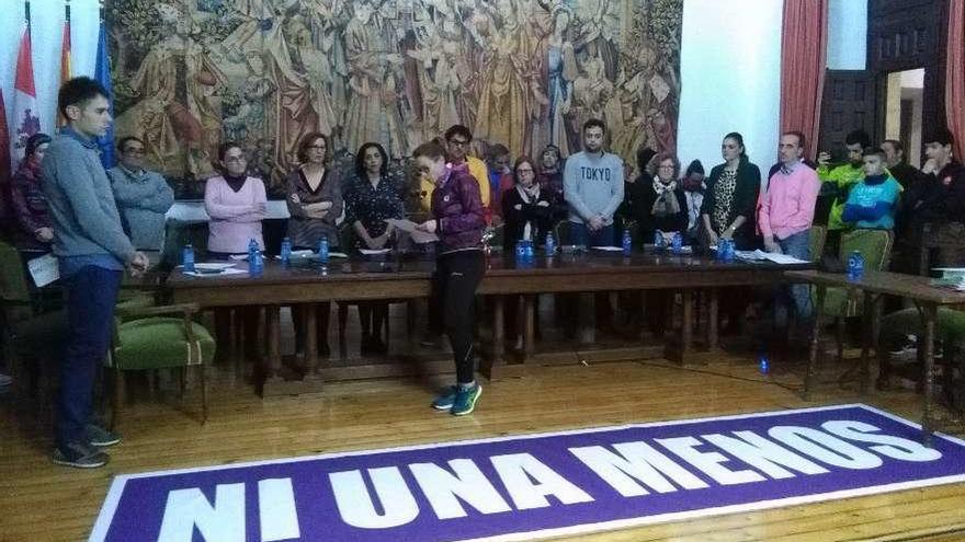 Una joven lee el manifiesto en el salón de plenos, tras el minuto de silencio en recuerdo de Laura Luelmo.