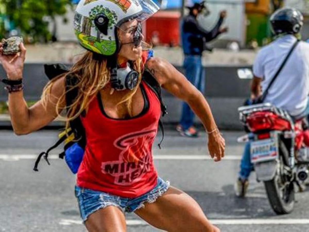 modelo-bautizada-como-mujer-maravilla-protesta-contra-nicols-maduro-2