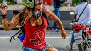 modelo-bautizada-como-mujer-maravilla-protesta-contra-nicols-maduro-2