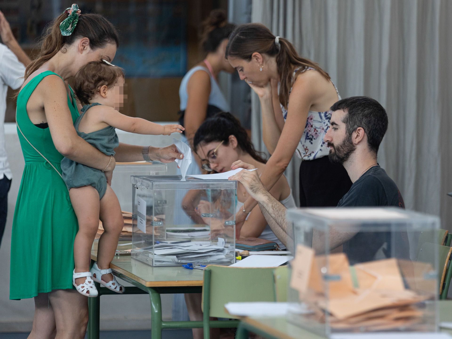 Jornada de papeletas y abanicos en Alicante