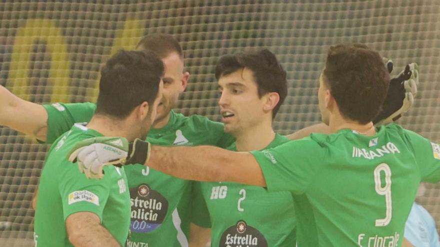 Torres, Carballeira, Ricart y Ciocale celebran un gol.