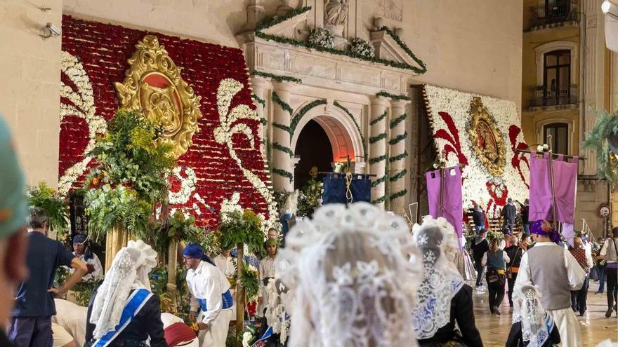 La Ofrenda de Flores vence al calor para completar sus tapices ante San Nicolás