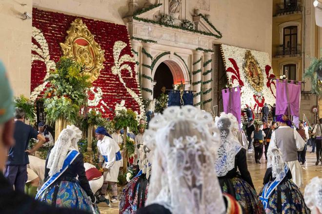 Alicante se rinde a la emoción en la multitudinaria Ofrenda de Flores