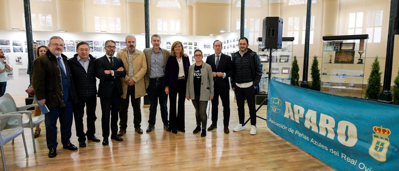 Directivos del Oviedo y autoridades locales, en la inauguración de la exposición de las peñas azules en Trascorrales.