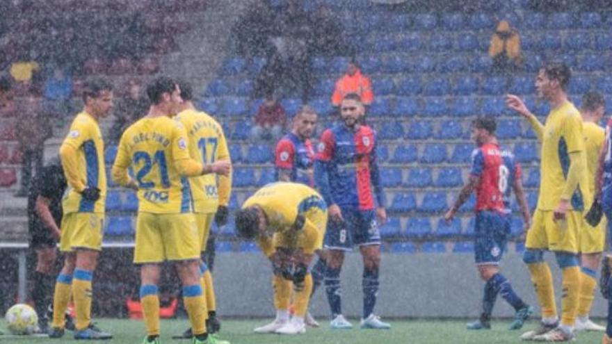 Imagen del césped del Ganzábal, esta mañana, durante la disputa de la 12ª jornada entre el Langreo y el filial de la UD.