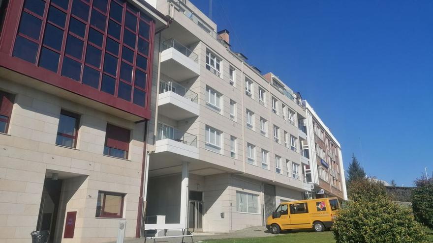 Edificio de Sada y Contornos con orden de derribo (en el centro) | LOC