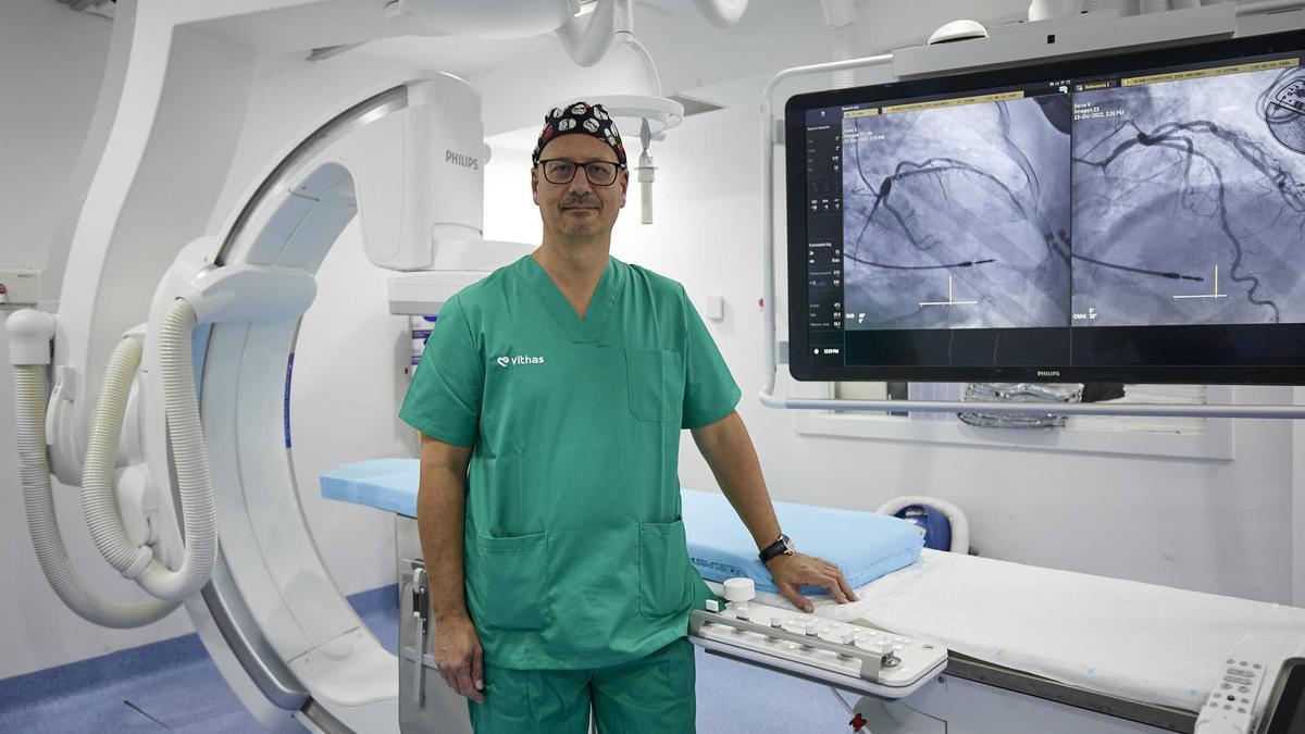 El doctor Egon Gross en la sala de Hemodinámica del Hospital Vithas Las Palmas.