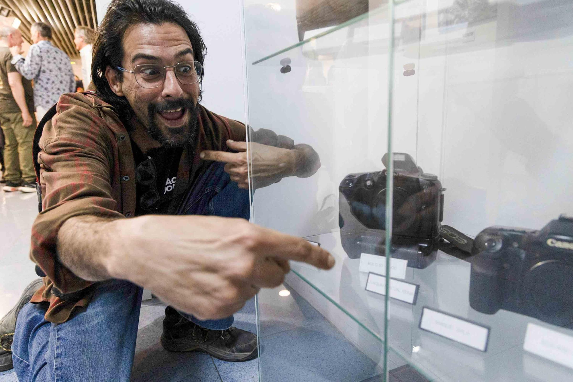 lleno total en la inauguración de INFotoperiodistas 2024,. un año de fotografía de prensa en Alicante