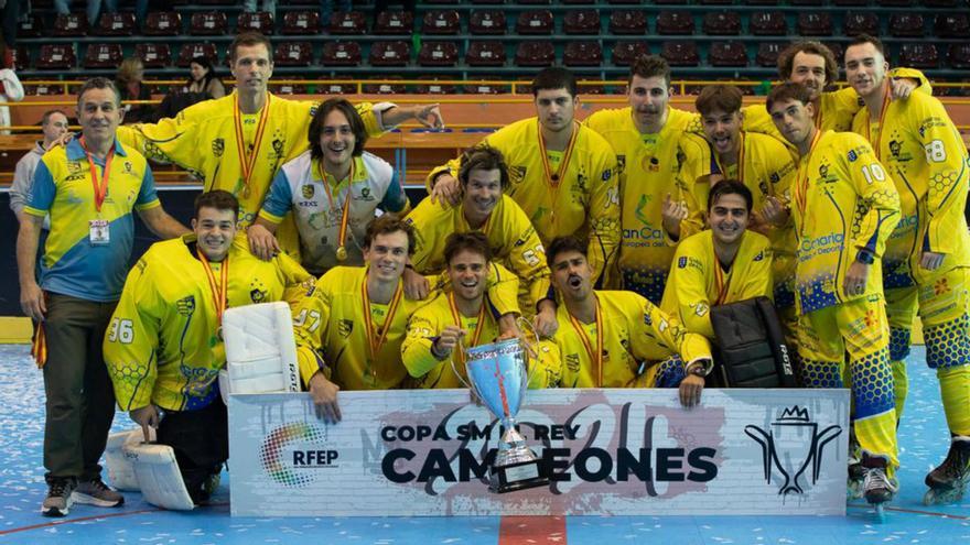 El Molina de Gran Canaria, tras levantar su trofeo. | A. B.