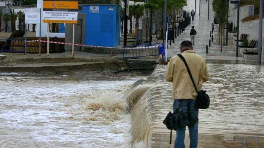 Las aguas del barranco Juncaret volvieron a destrozar la Albufereta