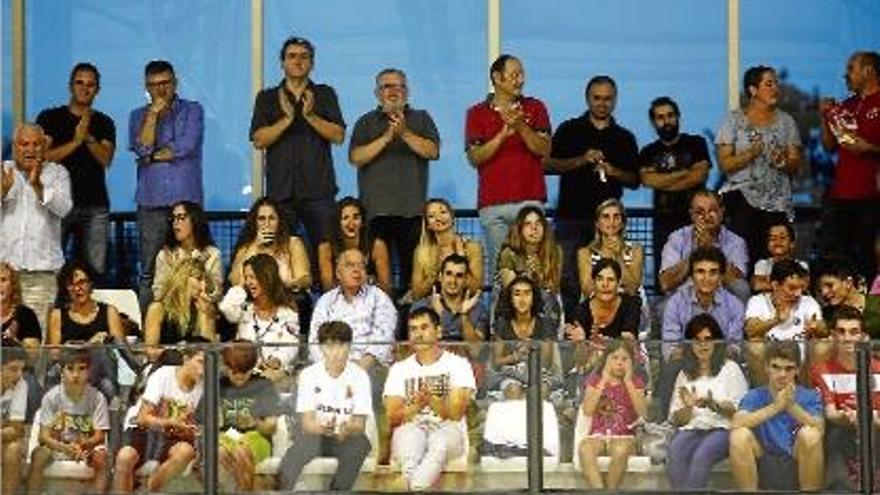 Al voltant de 350 persones van omplir Palau II per donar suport al Citylift Girona davant el Liceo.