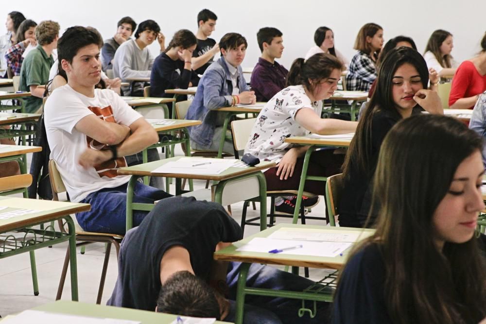 Alumnos se examinan de la PAU en Gijón