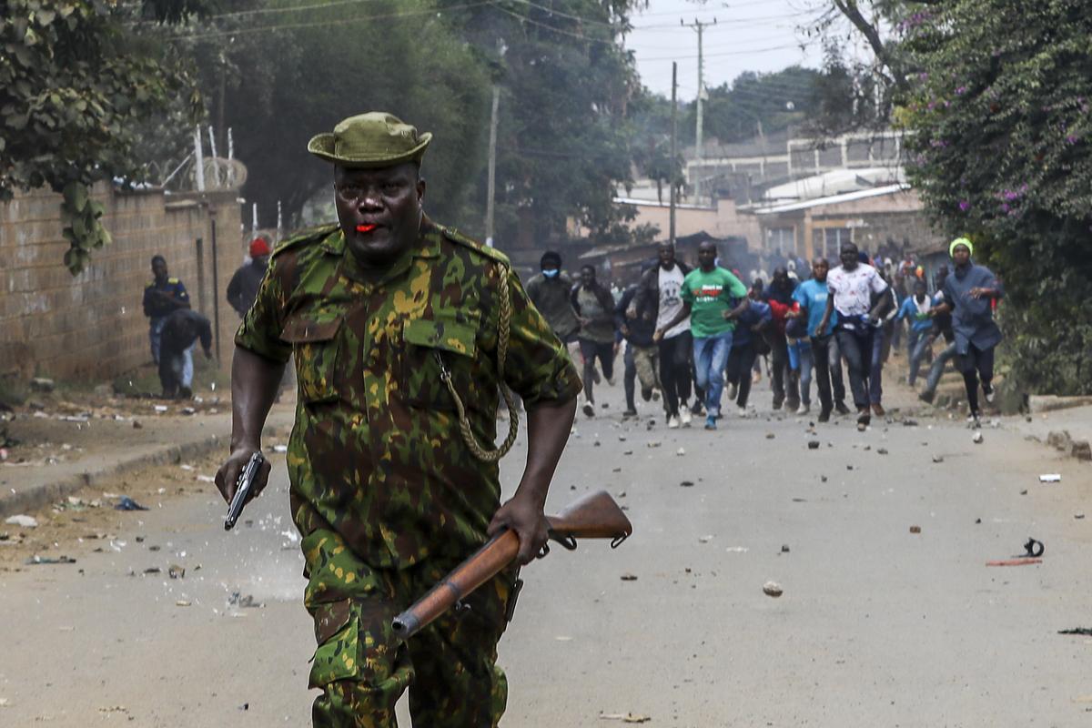 Simpatizantes de la coalición opositora Azimio durante nuevas protestas en Nairobi, Kenia.