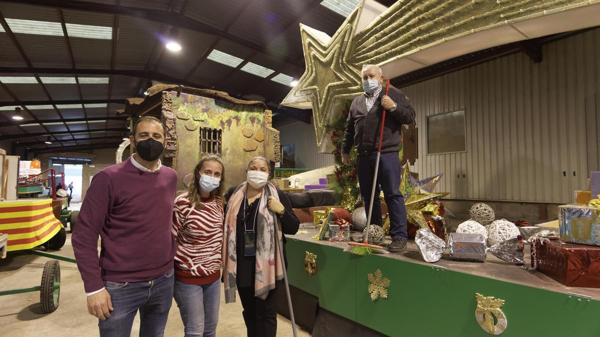 Preparación de las carrozas en Castelló con presencia del edil Omar Braina.