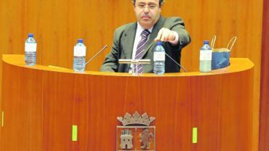 El procurador Martín Benito muestra botellines de agua contaminada.