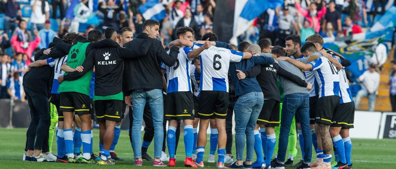 Piña de los jugadores del Hércules junto a Planagumà al término del choque del sábado ante el Conquense (1-0).