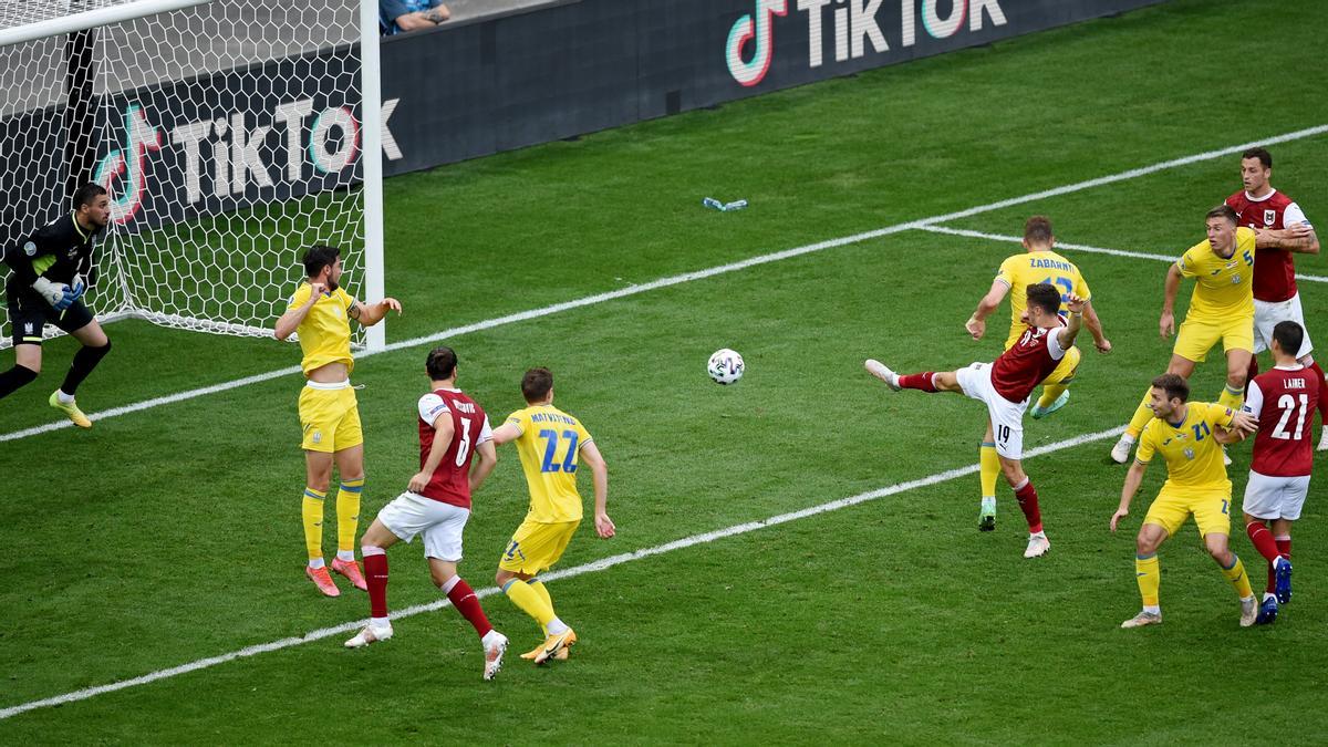 Baumgartner marca el gol de Austria a Ucrania a la salida de un córner.