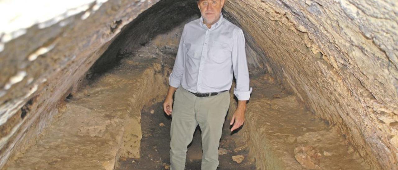 El alcalde de Marratxí muestra el interior de la cueva que ha adquirido el consistorio.