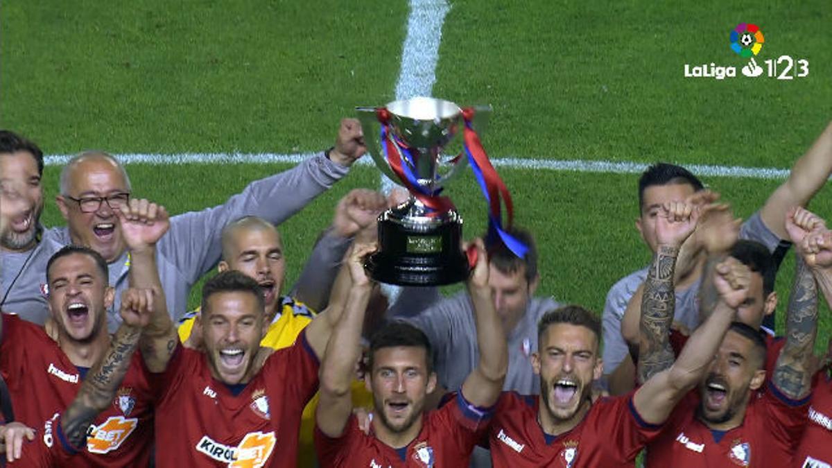 Así levantó Osasuna la copa que les acredita campeones de Segunda