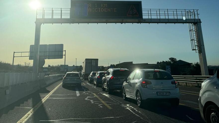 Un accidente en la V-30 colapsa los accesos a València