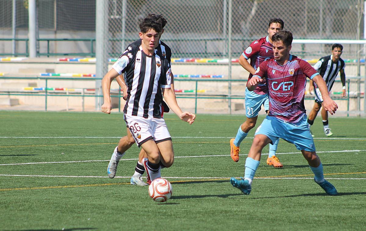 El juvenil Adrián Arapio trabajó sin cesar en el centro del campo de los albinegros.