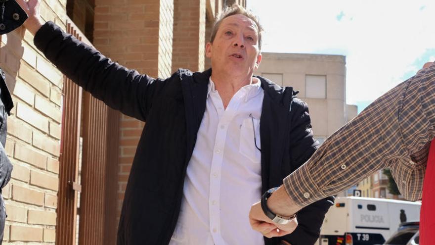 El hermano de la víctima durante la mañana de ayer en los juzgados de Elda esperando la llegada del detenido