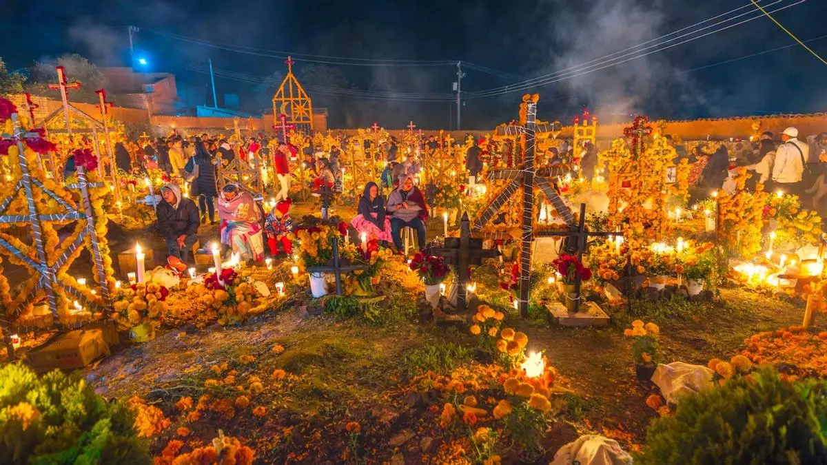 El día que México guía a las almas de regreso a casa: así es el Día de Muertos en Michoacán