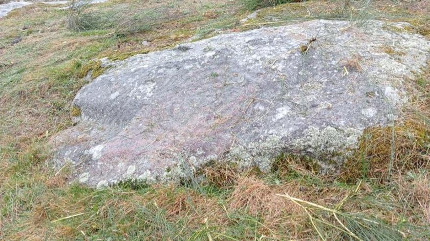 Un petróglifo no peche da vella rectoral de Oleiros